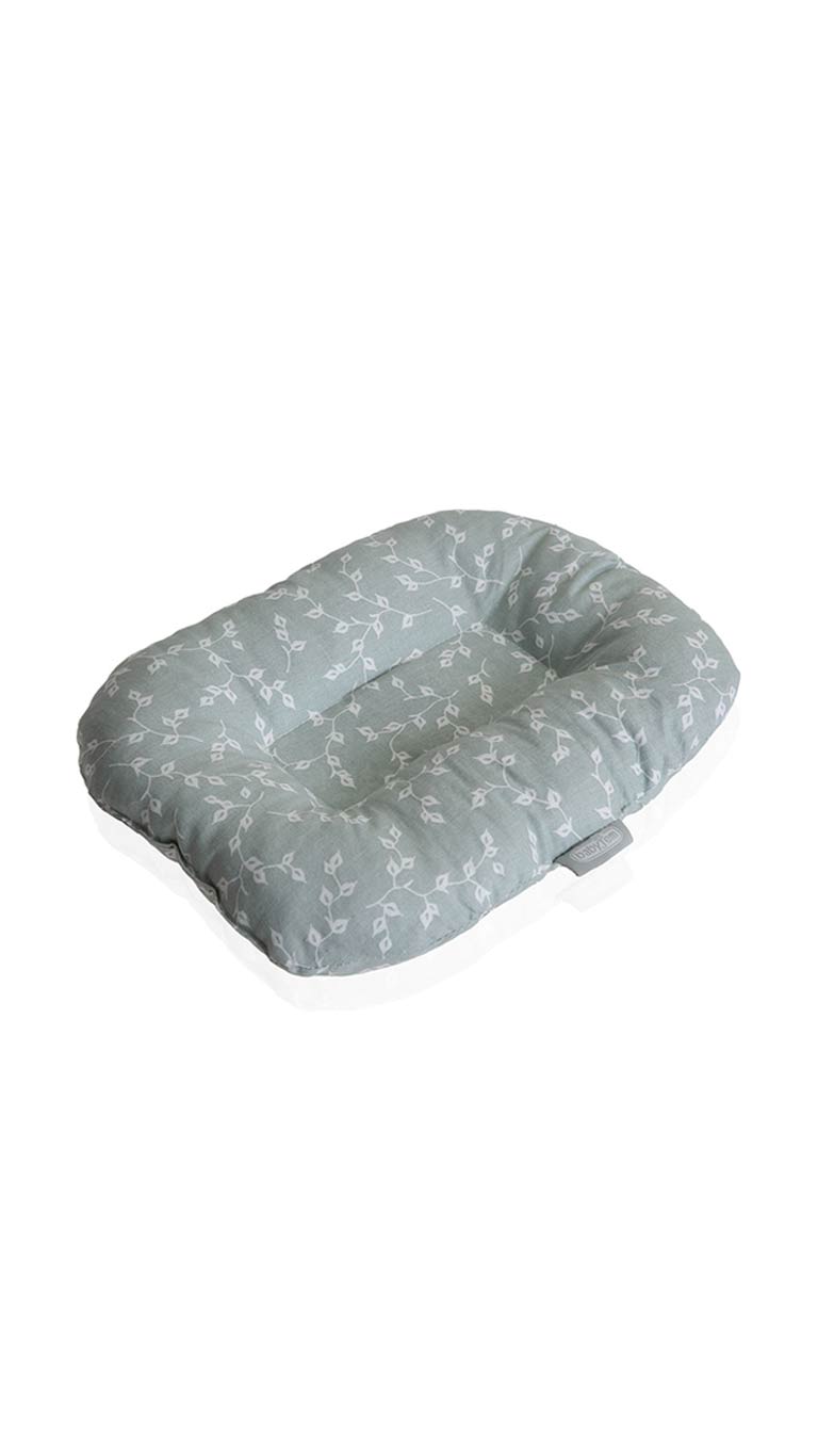 Special designed elasticated sleeve underneath the pillow, both the mother and their babies will have a safe and pleasant time during breast feeding.The hole on the pillow allows the baby to feel comfortableprovides comfortable breastfeeding.eliminates flat head syndrome.Size: 19x26cm