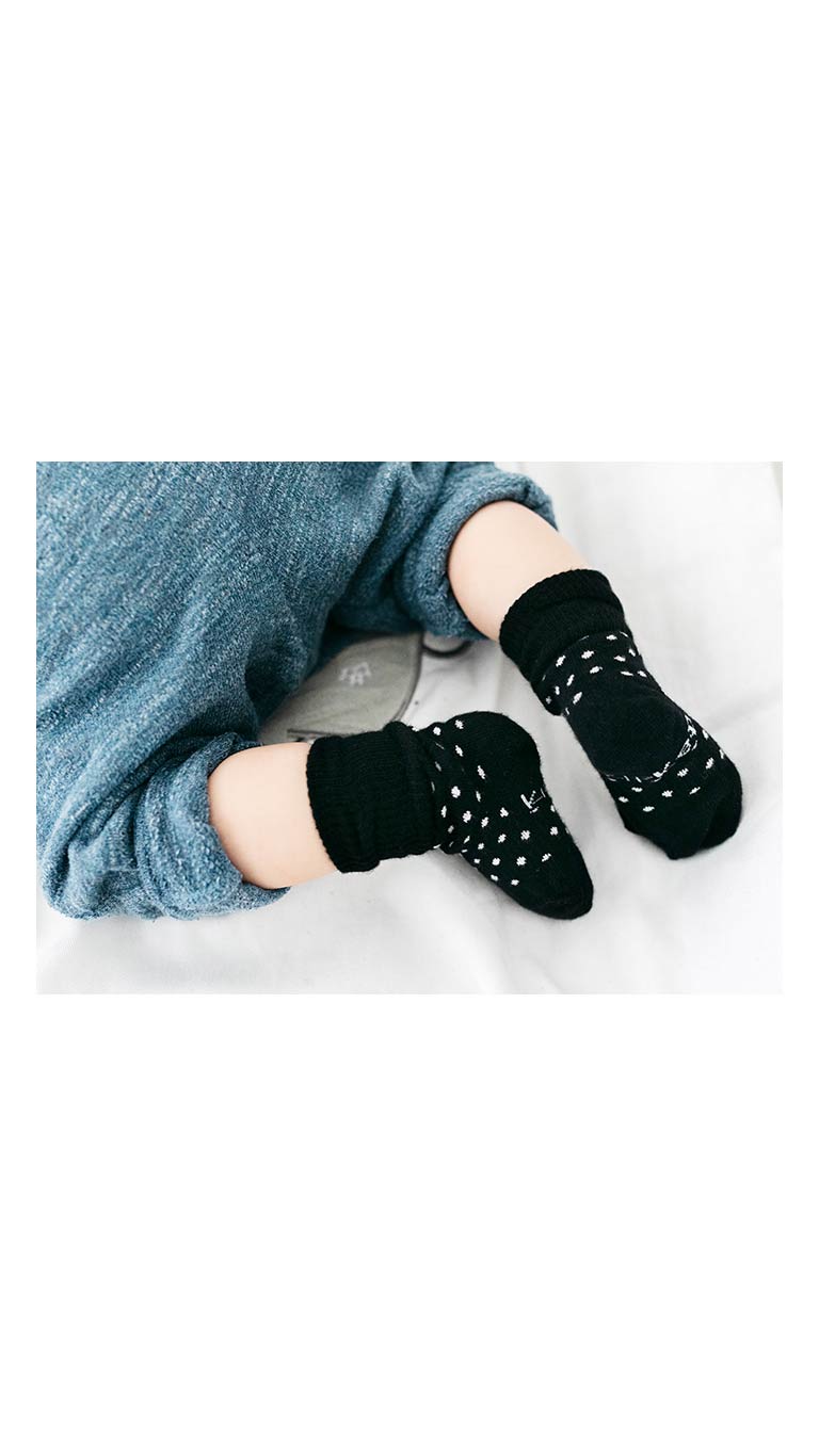 KipKep Bio Stay-on-Socks Black &amp; White Dots - 2 Pairs
