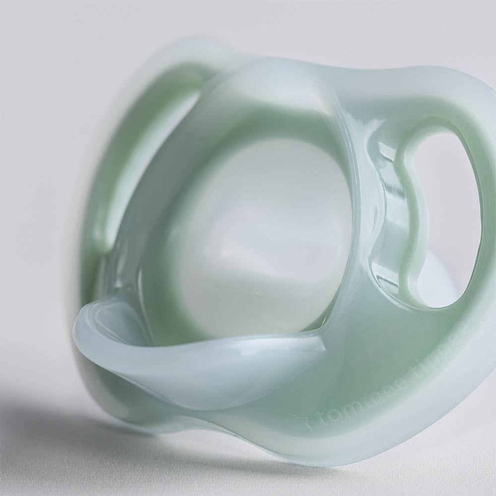 Tommee Tippee UltraLight Orthodontic Soother (6-18m) - 2 Pcs